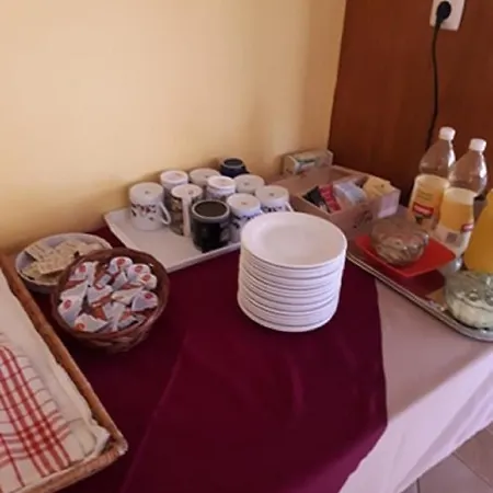Tuettoes Vendeghaz Panzió 3*